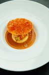 北海道に山菜の季節が訪れました。山菜は 1 週間ほどで採れる種類が移
ろいます。採れたての旬山菜と春の魚を使った一皿で、ご来店のたびに異
なる旨味と香りをお楽しみください。