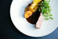 フランス料理定番のジャガイモのリヨン風しっかり炒めた玉葱とジャガイモとたっぷりバターの料理。食感と甘みが、豚肉を引き立てます。