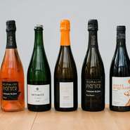 化学物質に極力頼らず、自然の力によってブドウ本来の魅力を引き出したワイン。オーガニックワインを造る方法として、減農薬・有機農法やビオディナミなど様々なものがあり、ブドウや畑、醸造所の個性が魅力。