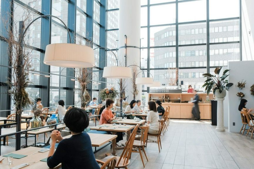 天井高10mの開放的な空間