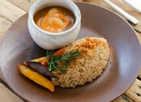 ソースの決め手は、海老出汁と生クリームのクレーム・ド・アメリケーヌ。濃厚でまろやかな海老の風味をお楽しみ下さい。
※写真はイメージです。テイクアウト容器に入れてお渡しいたします。