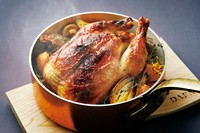 身は柔らかく、皮は香ばしく仕上げ、贅沢感と満腹感を一つに。3種の付け合わせとご一緒にお楽しみください。
ご予約締切:12/20(金)まで
お渡し期間:12/23(火)~12/25(木) 11:00-18:00