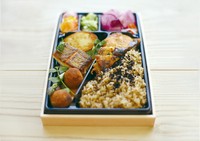 いつもより少し贅沢な気持ちを味わえる1人前のお弁当。
※写真はイメージです。メニュー・容器は変更になる場合がございます。