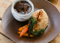 上質の牛肩ロース肉を赤ワインと香味野菜で3時間煮上げました。グラス・ド・ヴィアンを加えたソースの濃厚なコクをお楽しみ下さい。
※写真はイメージです。テイクアウト容器に入れてお渡しいたします。