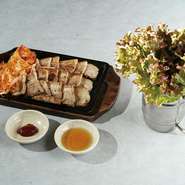 韓国定番焼肉のサムギョプサルや韓国からあげ、ヤンニョムチキンの定食等、豊富なメニューをご用意しております。ご飯とスープとナムル、水餃子セットor唐揚げセットが付いてボリューム満点！　