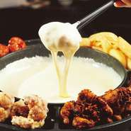 とろ～りあつあつチーズに3種のチキンやポテトをくぐらせて食べる「UFOチキン」は当店のおすすめ料理です♪他にも絶品韓国料理を多数取り揃えております！是非ご堪能下さい。※価格は2~3人前