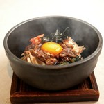 石焼ビビンバに牛カルビ肉を加えた定番の逸品。
