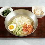 冷麺はさっぱりスープが美味しいノーマルとピリ辛スープがクセになる「辛冷麺」の2種
・チヂミセット：もちもちチヂミが付きます 1,870円
・唐揚げセット：韓国からあげ＆ヤンニョム唐揚げ付き 1,870円
