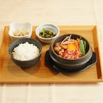 牛肉と韓国辛味噌の風味が食欲をそそります。
（牛肉・しめじ・もやし・にら・ネギ・ニンジン）

