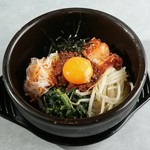 具材が選べるビビンバ、ナムル2種、ごはんが付いたとってもお得なセットです。
・石焼ビビンバ
・石焼チーズビビンバ
・石焼明太子ビビンバ