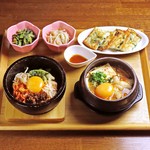 人気のビビンバとスンドゥブが一度に楽しめる！小鉢、チヂミがついたお得なセットです。