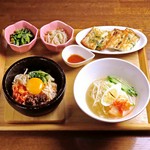 人気のビビンバと冷麺が一度に楽しめる！小鉢、チヂミがついたお得なセットです。