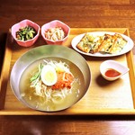 冷麺、小鉢、チヂミがセットに！