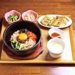 ビビンバ、小鉢、チヂミ。スープがセットに！