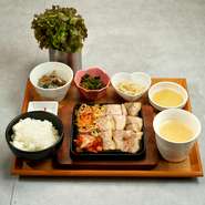 お肉と野菜、どちらもたくさん摂取できる栄養のあるランチセット！

【その他のセット】
・チヂミセット：もちもちチヂミが付きます 1,2365円
・唐揚げセット：韓国からあげ＆ヤンニョム唐揚げ付き 1,2365円