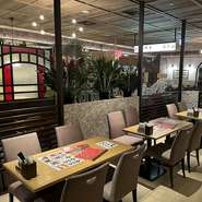 テーブル席中心のお席ですので、お気軽にお過ごしいただけます。最大12名様までご利用いただけますので、会社のお食事会やママ会、女子会、サークルの打ち上げなど、シーンに合わせてお使いください◎