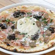 小麦の香りが漂う『ブッラータとトリュフのピッツァ（KAWABAブッラータ使用）』