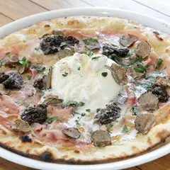小麦の香りが漂う『ブッラータとトリュフのピッツァ（KAWABAブッラータ使用）』