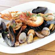 磯の風味漂う『イカスミを練りこんだタリオリーニ　伊勢海老と魚介のソース』