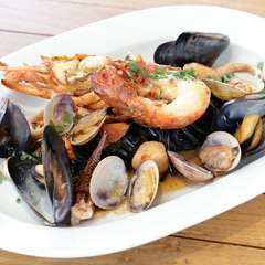 磯の風味漂う『イカスミを練りこんだタリオリーニ　伊勢海老と魚介のソース』