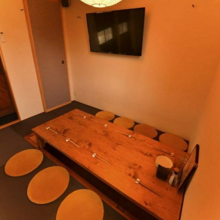 木の暖かみを感じながら、焼鳥をつまみに日本酒を味わう。