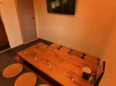 木の暖かみを感じながら、焼鳥をつまみに日本酒を味わう。