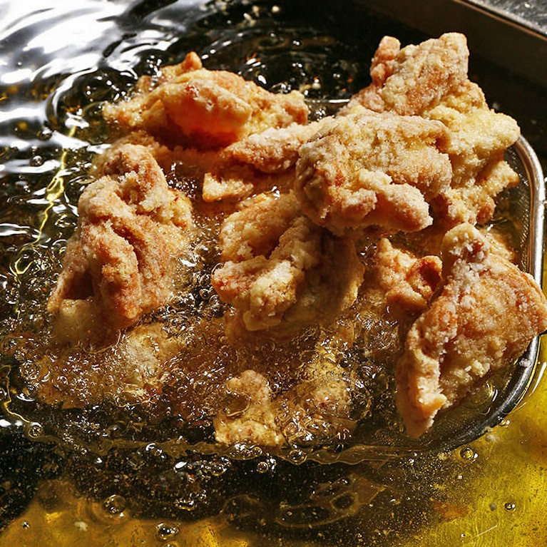 鶏のから揚げ。秘伝の漬けタレが決め手！濃厚な旨味