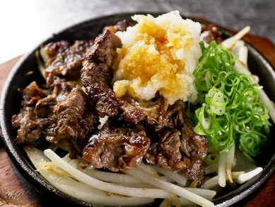 お酒がすすむ！アツアツ鉄板料理！