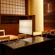 落ち着いて過ごせるテーブル席