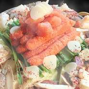 旨いの言葉をいただくためにもつ福自慢の「博多もつ鍋」は旨いとこだけ詰め込みました。豚骨・鶏がら・野菜をじっくり煮込んだ特製スープに、新鮮な国産牛もつのみを使用しています。