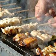 健康な美味しい鶏を仕入れたその日のうちに召し上がって頂くのが一番旨い。もつ福の焼鳥はブランドを固定せず、その時その時の状態のいい地鶏・銘柄鶏を吟味し、鮮度抜群の状態で一本一本丁寧に炭火で焼き上げます。