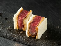 コースでは一番最初にご挨拶代りでお出ししており。和牛に合わせた自家製のソースが和牛のヒレの旨さを際立たせます。和牛の脂にも負けない輪郭を持ちながら前に出過ぎることのないソースです。
