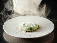 じんわり沁み通る肉の甘みを感じる『瞬間燻製の和牛カルパッチョ』
