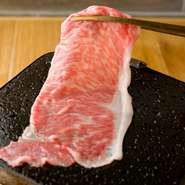 薄くスライスしたサーロインを溶岩プレートでしゃぶしゃぶしてお召し上がりください。焼きしゃぶだからレアでも甘く香ばしく仕上がって、さっぱりした自家製柚子ポン酢と鬼おろしがバツグンの相性です。