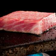 溶岩焼の特徴は溶岩プレートを使用して焼き上げるため、遠赤外線効果により旨み成分を壊さずヘルシーに焼き上げ、柔らかな肉質をさらに中までやわらかくふっくらと焼きあがります。