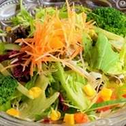 7種類以上の野菜が入ったサラダ。自家製淡路島たまねぎドレッシングでどうぞ