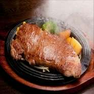 ご存じ牛肉の最後部位の一つ。きめ細やかなサシが特徴。美味しさゆえに「サー」の称号が付いたロイン（背中肉）