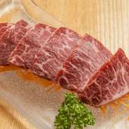 適度な脂身・キメが細かい肉質が特徴の、A5雌牛和牛にこだわって仕入れています。おすすめは、肉本来の旨味をダイレクトに味わえる『生肉刺し』です。シンプルな肉刺しもアレンジ料理もお楽しみいただけます。

