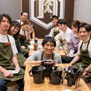 お客様がゼニバを心ゆくまで楽しめるよう、全力でおもてなし！お客様のお食事・飲み会の時間が更に楽しくなる、そんな空間づくりを当店は心がけています。活気あふれる空間でこだわりの肉料理をお楽しみください！

