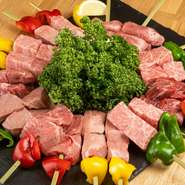 【肉酒場ゼニバ】で肉宴会！肉料理がおいしい当店ならではのご宴会コースを2時間飲み放題付でご用意致しました。肉刺しや串焼きをはじめとした、当店自慢の肉料理を全8品楽しめます。
