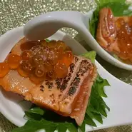 A5黒毛和牛の上ロースをご飯の上に乗せ卵黄、炙ったフォアグラをトッピングし自家製のタレで召し上がっていただきます。