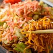 麺は群馬の製麺所より直送、甘辛ソースも麺のためにブレンドされたこだわりの逸品。両面をしっかり焼くことで際立つ、歯ごたえと香ばしさ。経験豊富な料理人が手掛ける“屋台風焼きそば”は、家族連れにも好評です。