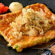 一見するとお好み焼き・ネギ焼き、ひと口食べてみれば確かにたこ焼きというユニークなひと品。山芋を効かせたふんわり食感に、白出汁のまろやかな風味も絶妙。味もギャップも楽しいたこ焼きです。