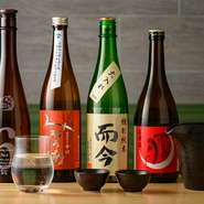 こだわりの酒器で味わう日本酒も、料理同様おいしさだけでなくオリジナリティも感じさせるラインナップ。籠に山盛りにしたおちょこから好きなものを選ぶという、遊び心ある演出もこちらのお店ならでは。