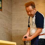 オススメのお酒の相談や何気ない会話まで、気兼ねない店主とのやりとりもお店の魅力。来店時の「おかえりなさい」から、お見送り・お土産を渡す瞬間の「いってらっしゃい」まで“家族的な接客”を心掛けています。