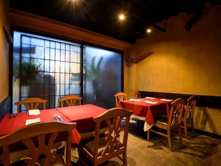 大人の雰囲気漂う店内。旬の食材をつかい、味わい深い一皿へ昇華