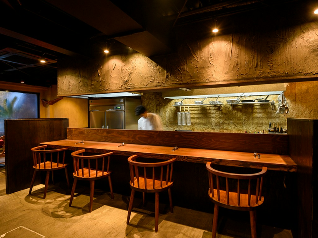 一枚板を使ったカウンター席で、シェフのスペシャリテに心踊る