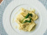 イタリア北部・ピエモンテ州のパスタ、アニョロッティ・デル・プリン。指でつまみ、閉じてつくられる詰め物入りパスタです。