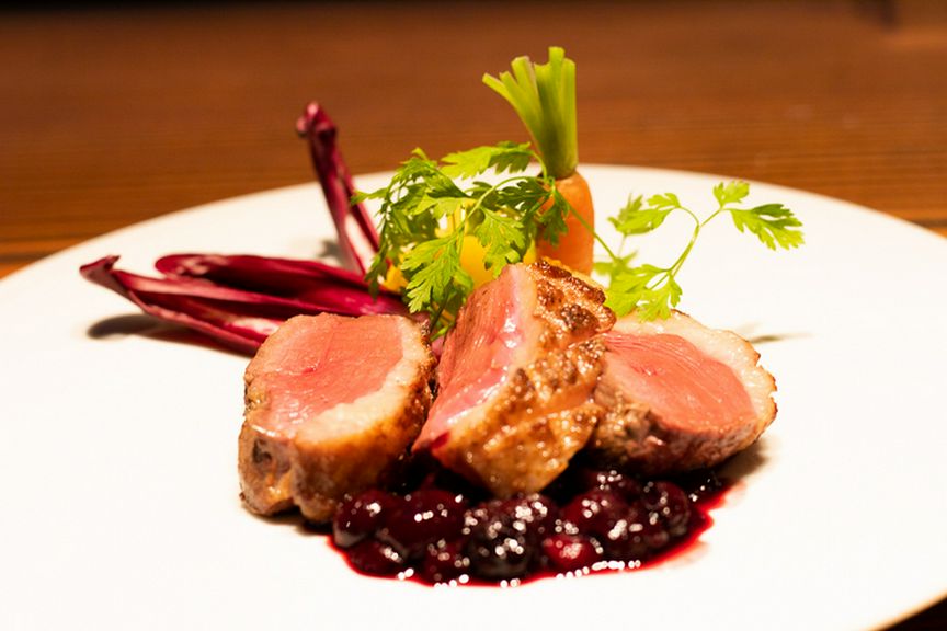 地元の里山から直送される鮮度抜群のジビエや、旬の新鮮野菜