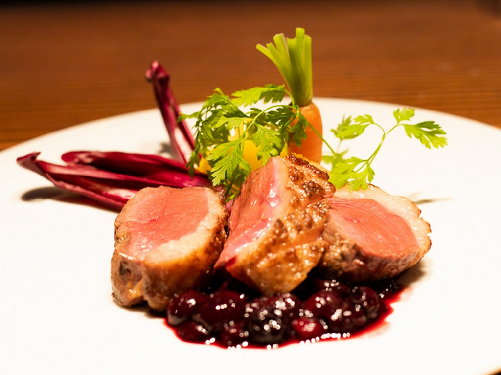 地元の里山から直送される鮮度抜群のジビエや、旬の新鮮野菜